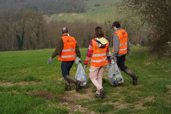 Journée 'J'aime la nature propre dans l'Yonne - collecte et tri des déchets trouvés dans la nature.